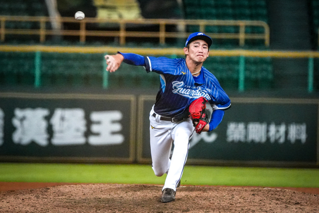 台灣新聞通訊社-中職》悍將罕見派野手劉俊豪登板 魔鷹改右打對決