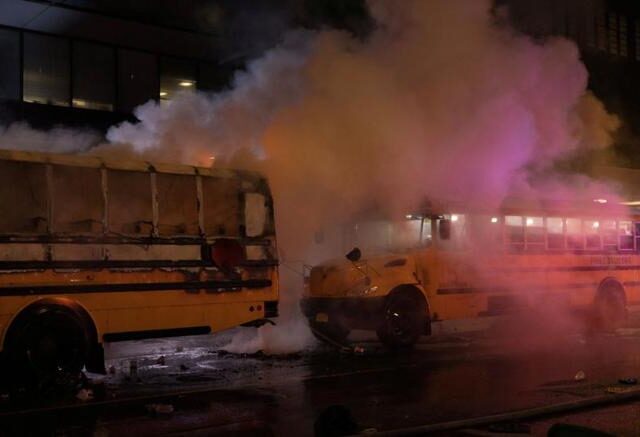 台灣新聞通訊社-紐約尼克奪冠引爆狂歡 曼哈頓球迷縱火焚毀世界盃接駁車