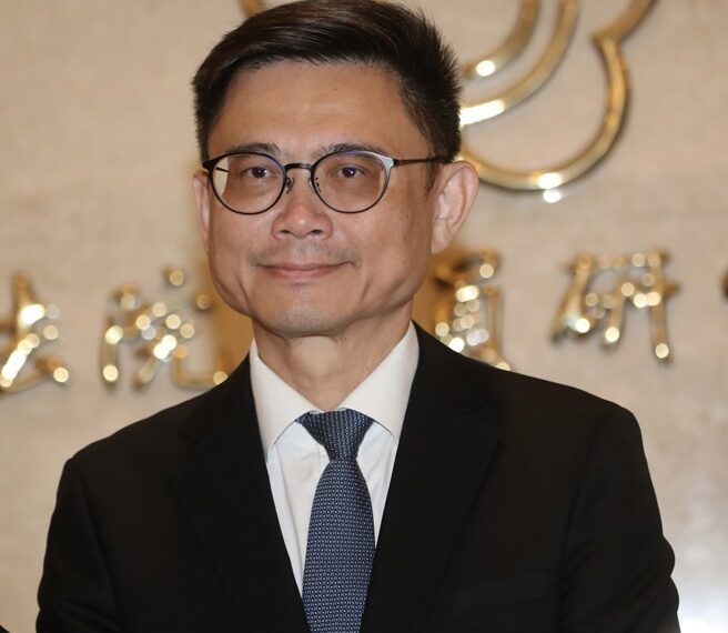 台灣新聞通訊社-確定要討論家人?粉專揭1疑點:賴瑞隆也打算送兒子出國