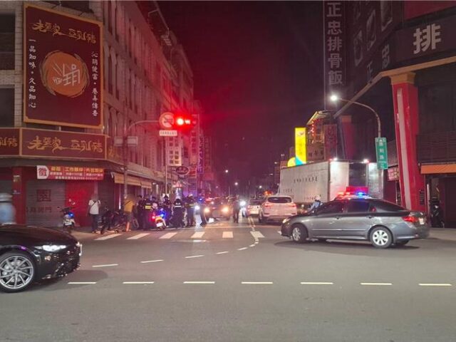 台灣新聞通訊社-高雄左營行車糾紛爆群架 7人持安全帽互毆遭帶回偵辦