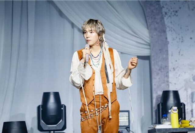 台灣新聞通訊社-FTISLAND李洪基化身最帥巫師　揪粉絲們一起大啖芒果