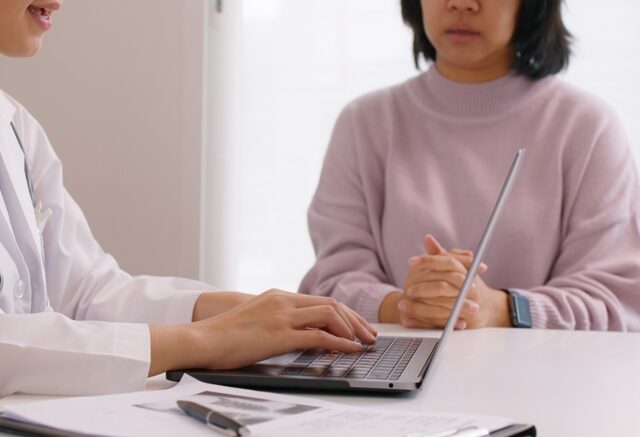 台灣新聞通訊社-看完診在裡面忙什麼？醫師拍片公開真相 107萬人笑翻