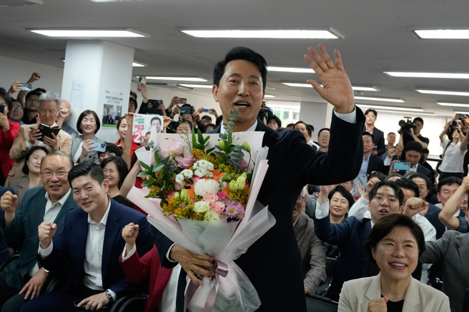 台灣新聞通訊社-首爾市長選舉驚天逆轉！出口民調翻車 吳世勳險勝 5度當選