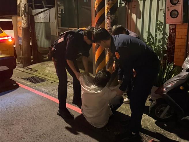 台灣新聞通訊社-洗腎翁返家途中倒臥路旁 暖心運將報案員警護送返家