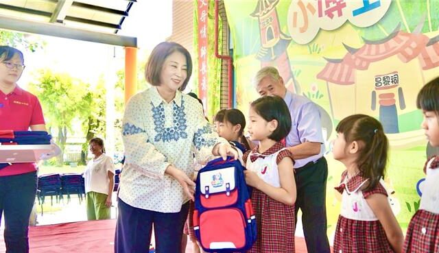 台灣新聞通訊社-屏縣送火箭書包助5100名幼兒迎小一 議員籲補強師資人力
