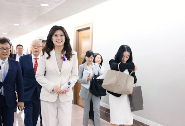 台灣新聞通訊社-鄭麗文訪美AIT總部 陳以信嗆綠道歉 學者：他講的話有一些公信力