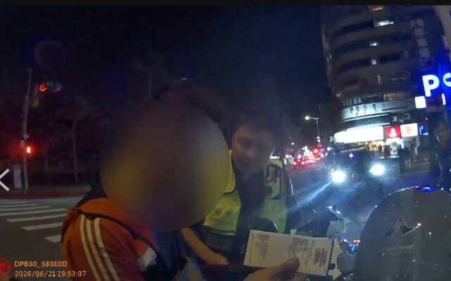 台灣新聞通訊社-騎車搖晃不讓行人還拒毒測   警直接扣車送辦