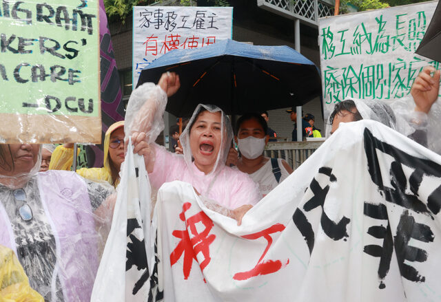 台灣新聞通訊社-移工生病誰來顧？百人冒雨抗議 喊家事移工納長照體系