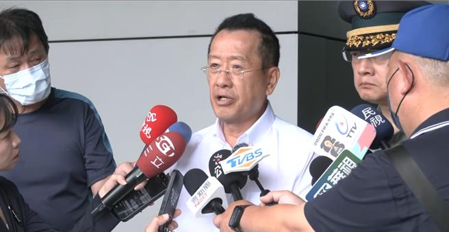 台灣新聞通訊社-顧立雄南下弔唁T-34殉職飛官 允追晉上校 入祀忠烈祠從優撫卹
