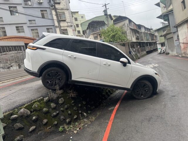台灣新聞通訊社-路不熟釀禍！竹東休旅車偏離車道卡巷弄 駕駛嚇壞了