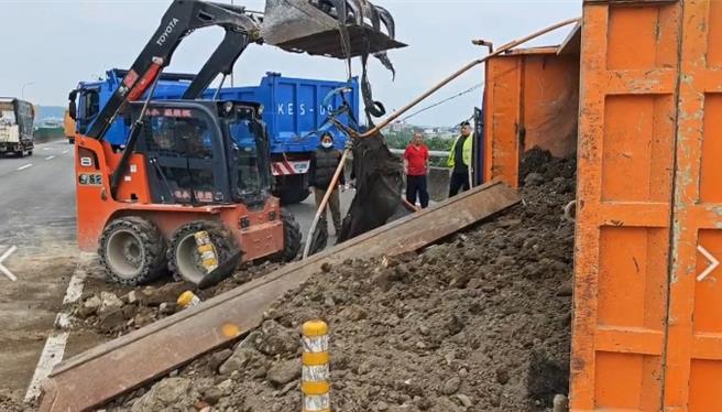 台灣新聞通訊社-台66快速道路平鎮段 砂石車翻覆土石散落車道