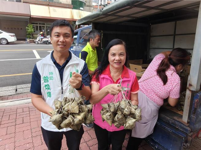 台灣新聞通訊社-物料飆漲也不斷！彰化議員連送20年愛心粽 疫情這幕最難忘