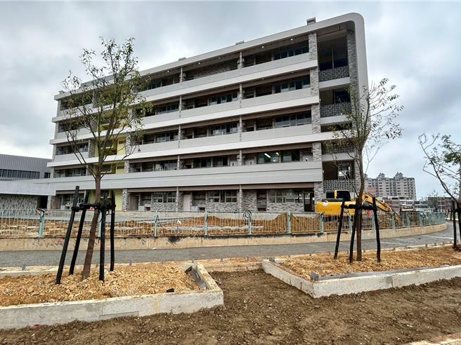 台灣新聞通訊社-桃園興南國中告別殯葬園區 明年2月遷新校決議不改校名