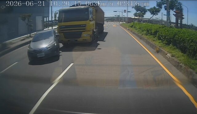 台灣新聞通訊社-影》台中聯結車變道盲切！  轎車遭擠「狂轉180度」後烏龜翻