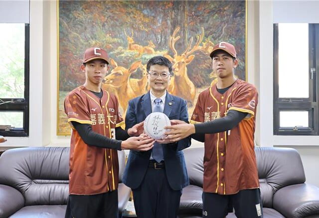 台灣新聞通訊社-飆145k火球！嘉大雙投李崧睿、顏承恩 獲中職球團選秀指名