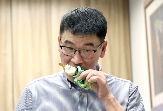 台灣新聞通訊社-梁文傑認購15.5萬元鳳梨釋迦  粉專挖綠營黑歷史：又要報公帳？