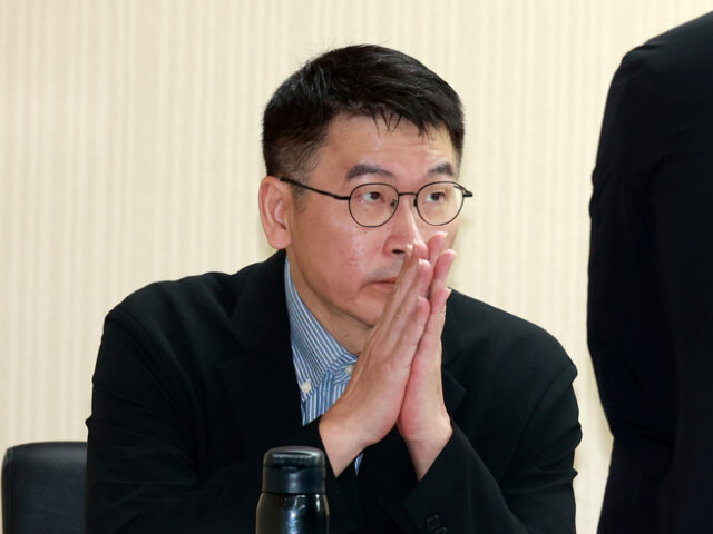台灣新聞通訊社-梁文傑被陳瑩「硬押著洗門風」 許甫嗆爆：台灣人不吃