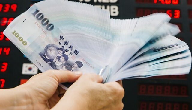 台灣新聞通訊社-存股5年被發現！月光女友秒喊「賣0050買包」 他傻眼：變ATM