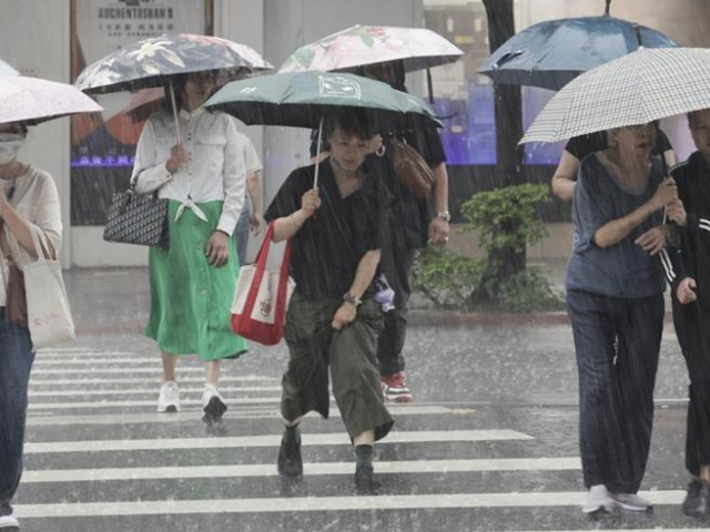 台灣新聞通訊社-豪雨炸出「中山海灘」！網友狂推防水鞋：終於不用穿濕襪子上班
