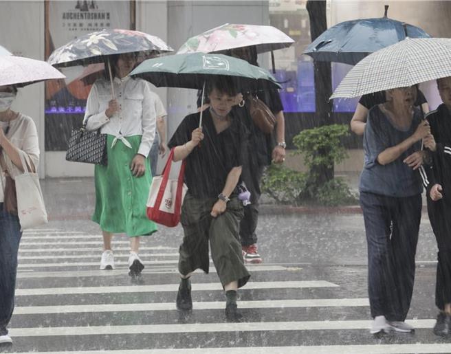 台灣新聞通訊社-豪雨炸出「中山海灘」!網友狂推防水鞋:終於不用穿濕襪子上班