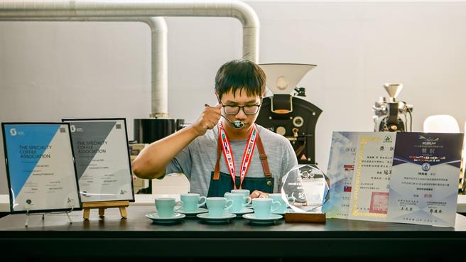 台灣新聞通訊社-日飲百杯咖啡！崑山科大陳萬駿曝「杯測冠軍」祕訣