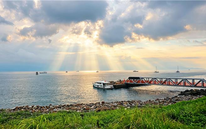 台灣新聞通訊社-進入台灣以東海域 陸自然資源部採集環境DNA與鯨豚數據