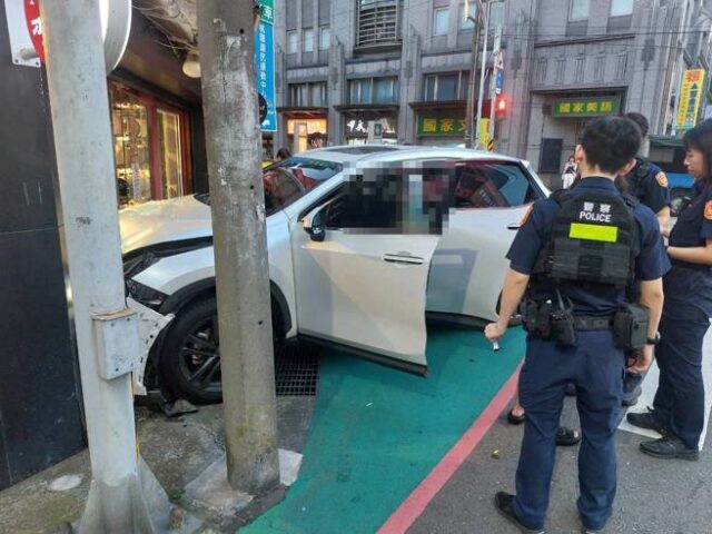 台灣新聞通訊社-夭壽！毒駕女「喪屍上身」連撞2車 直插店家玻璃窗下場GG了
