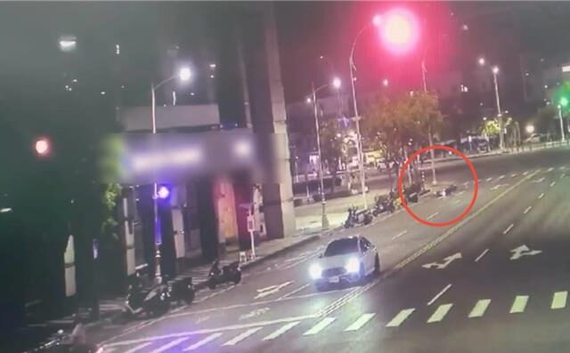 台灣新聞通訊社-KTV狂歡後出事！高雄18歲男酒駕自摔 如打保齡球失控撞路邊3車