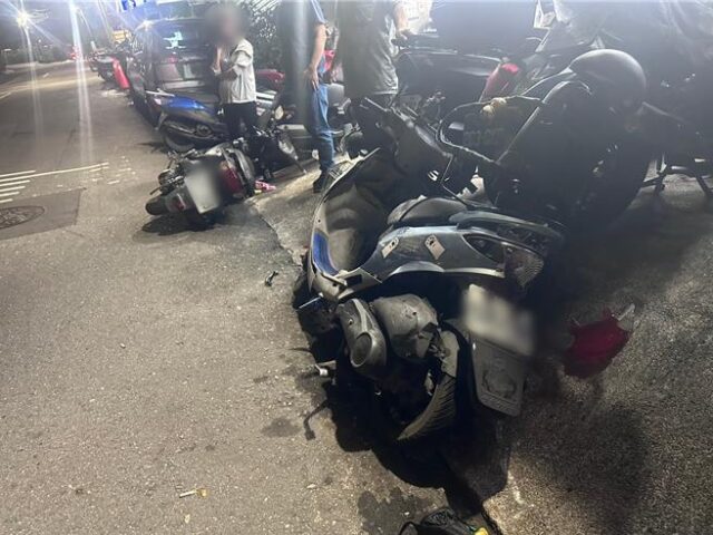 台灣新聞通訊社-男開廂型車逆撞3機車衝工地 淡水警攔查「口袋掉1物」露餡