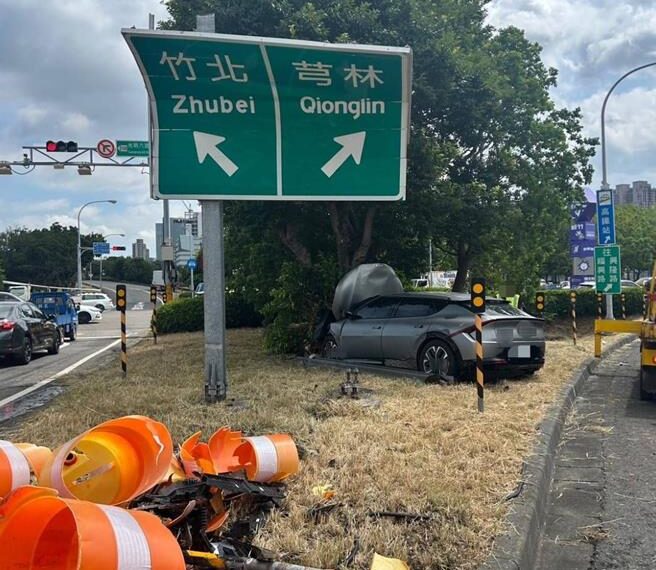 台灣新聞通訊社-國1竹北交流道撞分隔島 駕駛骨折稱有開輔助駕駛