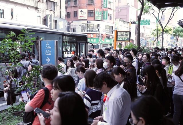 台灣新聞通訊社-自駕公車遭批吹牛、重炒舊案 北市交通局駁斥：全台首創