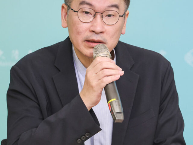 台灣新聞通訊社-梁文傑捅鳳梨釋迦馬蜂窩犯眾怒 王鴻薇：我把他特別費刪了