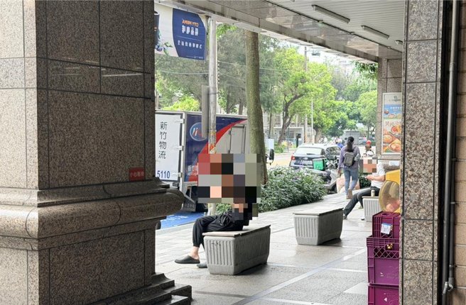台灣新聞通訊社-學童被迫吸二手菸 議員促新竹超商、咖啡廳騎樓全面禁菸