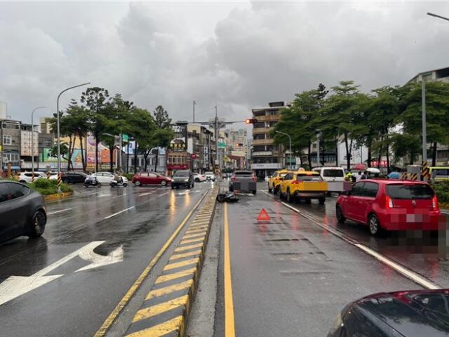 台灣新聞通訊社-台南路口一聲巨響！  機車撞左轉休旅車  騎士騰空噴飛慘死