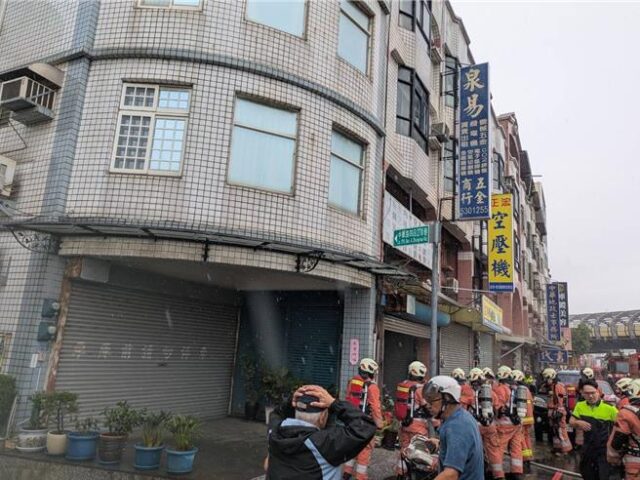台灣新聞通訊社-香山4層樓民宅午后竄火！  92歲嬤受困  警消急衝3樓救人