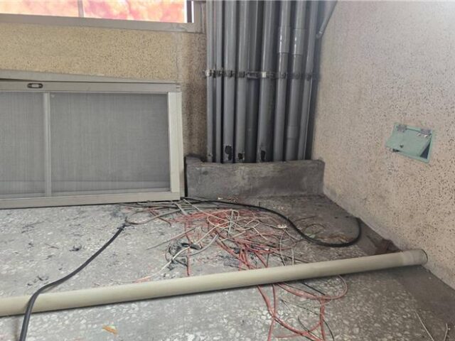 台灣新聞通訊社-高雄鳳山廢棄便當店驚見男屍！47歲男疑為偷電線觸電身亡