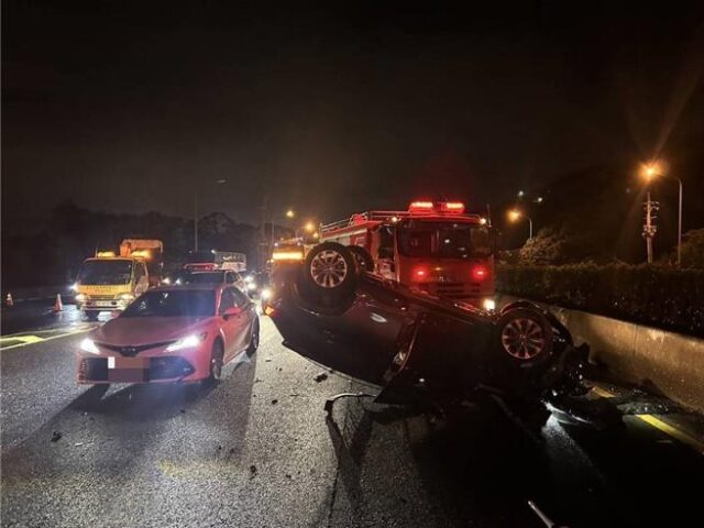 台灣新聞通訊社-五楊高架晚間大塞車！  3車撞成一團  轎車翻覆7人送醫