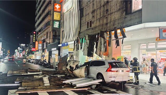 台灣新聞通訊社-勤美商圈夜驚魂！大型木招牌突墜落砸車  女乘客受困車內嚇壞