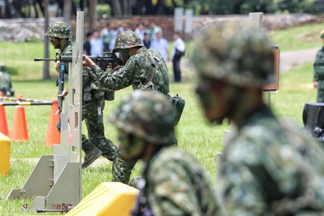 台灣新聞通訊社-服儀不整被連坐！「威武部隊」新兵抓狂 板凳猛K值星班長慘了