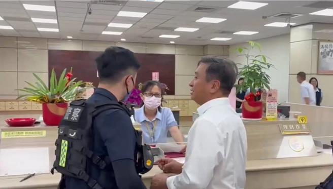 台灣新聞通訊社-藝人王中平提500萬險遭詐？他現身彰化分局防詐演練 喊：心理戰太可怕