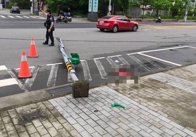 台灣新聞通訊社-驚悚！南港車站旁共享機車「猛撞號誌桿」 男騎士命危送醫