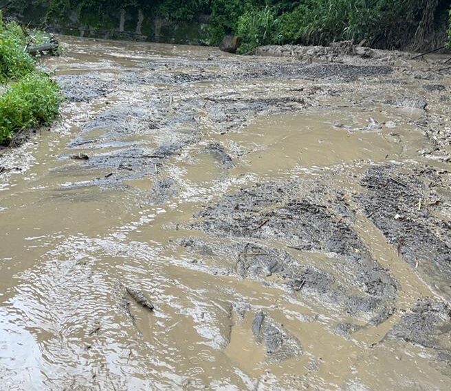 台灣新聞通訊社-影》連日降雨釀災 投89線18.2K、36.5K接連傳土石流、落石