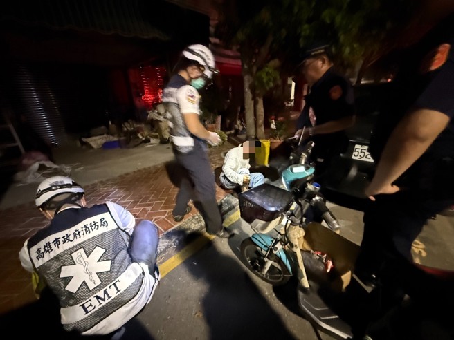 台灣新聞通訊社-誇張！高雄6旬男酒駕電輔車 自撞路旁轎車全身擦傷