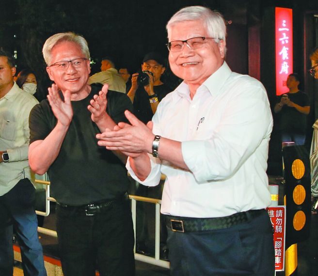 台灣新聞通訊社-魏哲家私下抱怨「AI爆發怎不早講」！ 黃仁勳5字神回笑翻全場