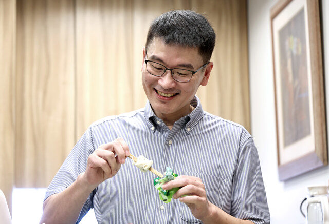 台灣新聞通訊社-虛情假意的道歉？賴苡任PO一圖批梁文傑「桌面下」極其傲慢囂張