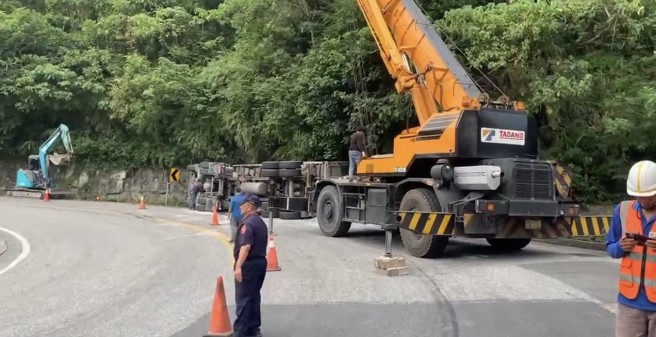 台灣新聞通訊社-驚險！曳引車台11線失控翻覆撞山壁 駕駛命大無傷