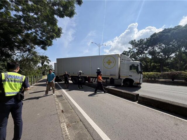 台灣新聞通訊社-彰化台74甲意外！聯結車自撞分隔島  衝對向車道險象環生