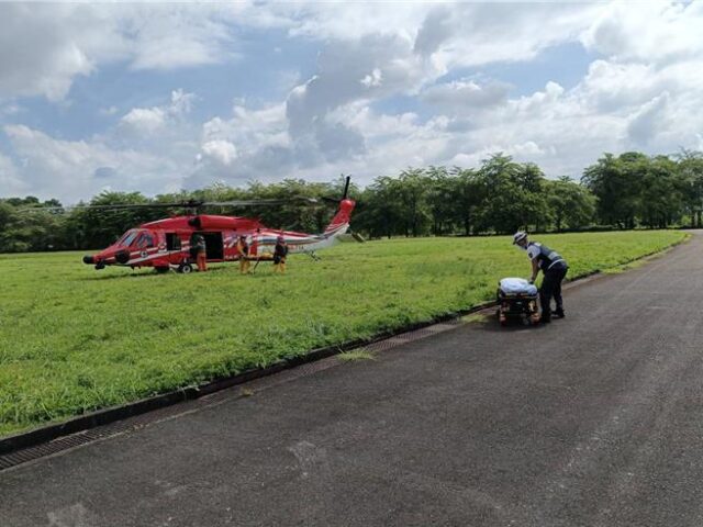 台灣新聞通訊社-女登山客玉山墜深谷亡   空勤直升機吊掛遺體下山