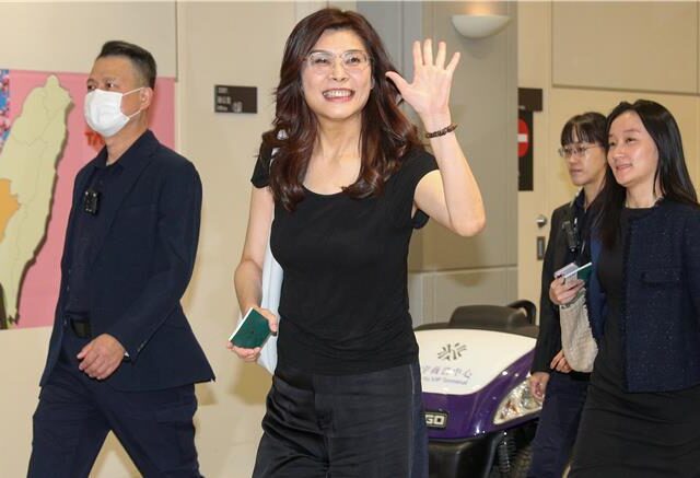 台灣新聞通訊社-美東美西跑透透   鄭麗文返國未回應成果僅向媒體致意