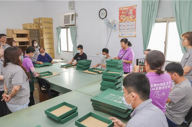 台灣新聞通訊社-不能省的成本！雞精大廠特殊產線25年不升級 背後原因暖心